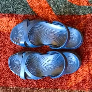 Women’s navy crossband sandal crocs. Size 5.